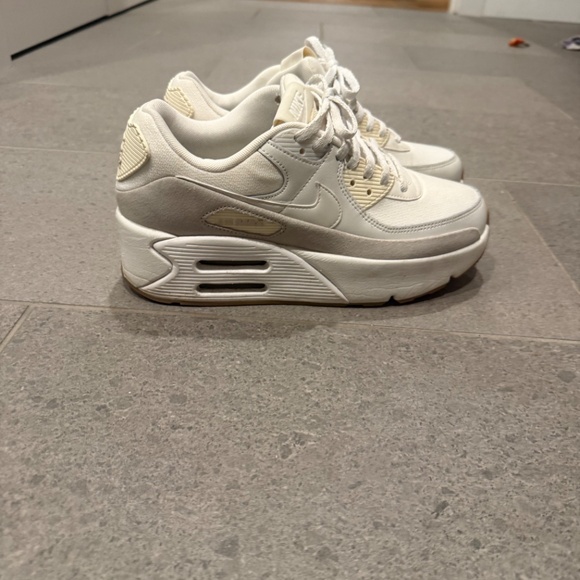 Nike Women’s New AIR Max 90 LV8 Training - Picture 2 of 3